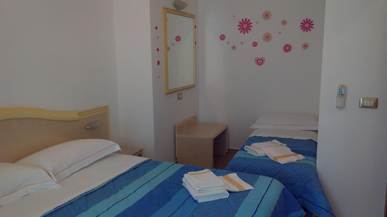 Residenza Melucci Aparthotel Rimini Luaran gambar